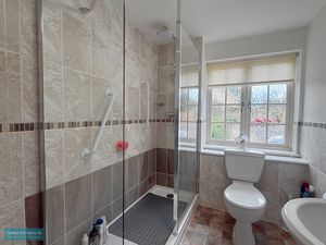 Shower room- click for photo gallery